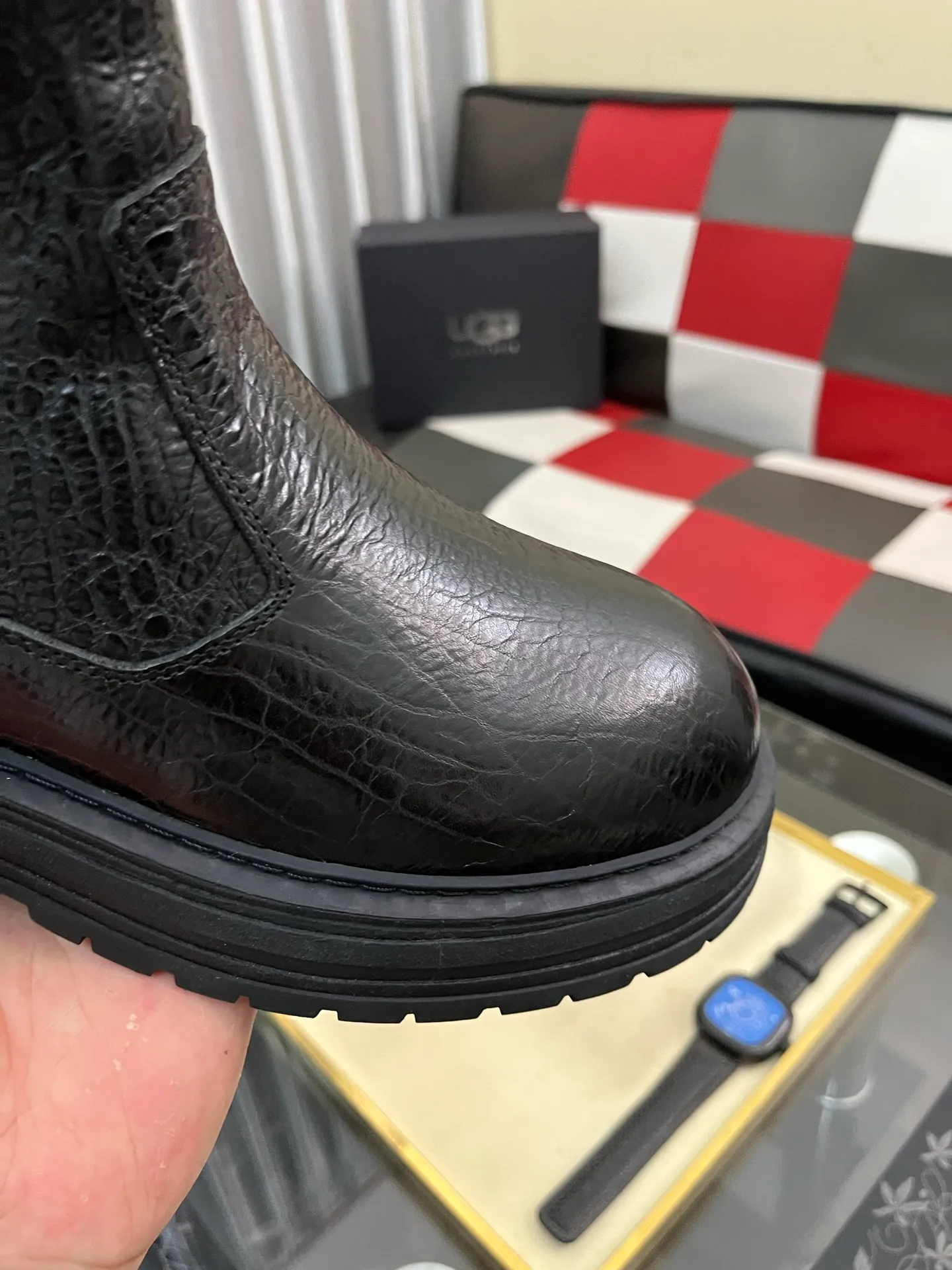 Ex-factory price: 680⌚️⌚️Thick wool imported from Australia Brand: UGG genuine purchasing agent Size: 39-44 (45 customized) Grade: Official website 1:1 Material: First layer of genuine leather waterproof and antifreeze upper Real wool lining Original non-slip and wear-resistant outsole Style category: Men's casual shoes Trendy style Comfortable on the feet Color: Official website color synchronization